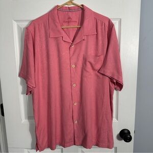 Tommy Bahama men's short sleeved shirt, 100% silk, no size tag, tropical, travel
